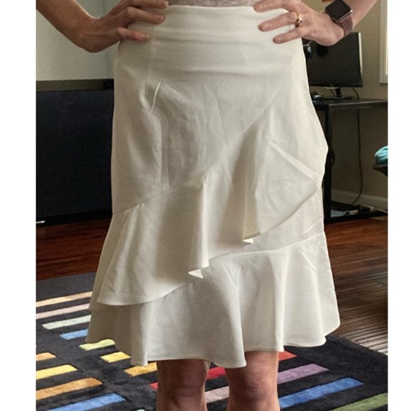 Essue | Women's cream skirt with ruffles - Picture 2 of 9